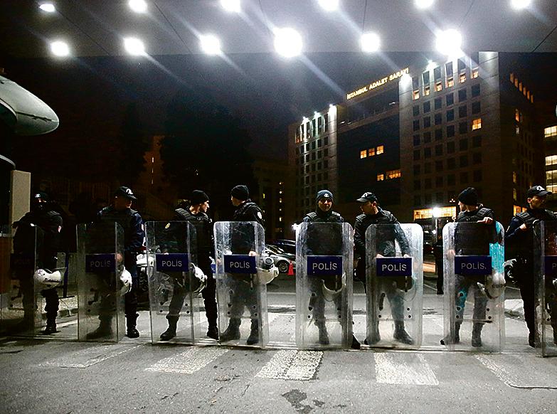 Polícia na frente do Palácio de Justiça, onde o promotor foi morto. | Osman Orsal / Reuters
