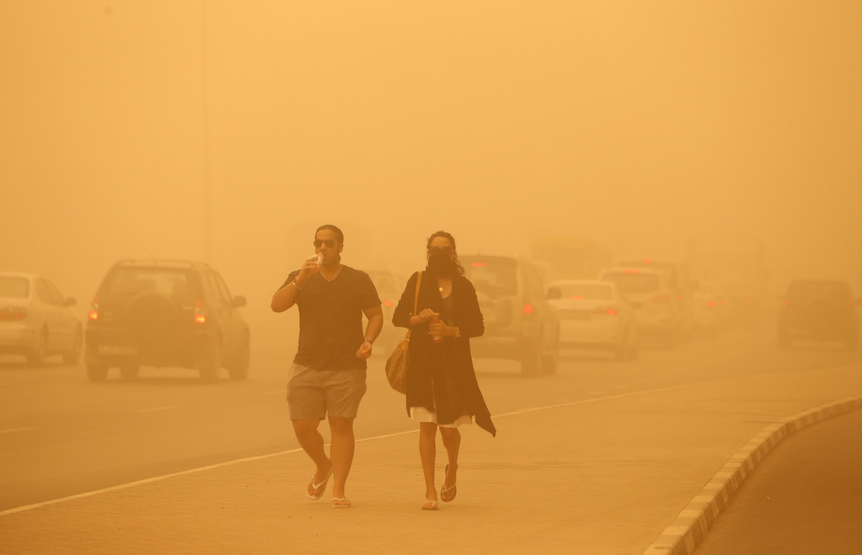Pessoas caminham em meio a tempestade de areia em Dubai | Ahmed Jadallah/Reuters