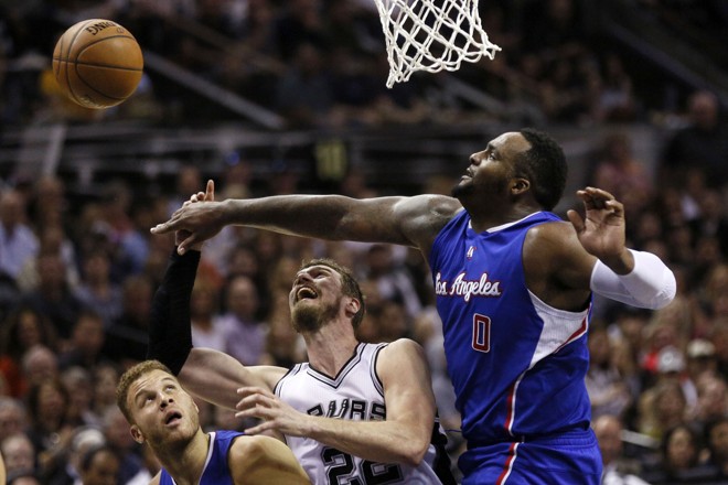 REJEITADO! Glen Davis, do Los Angeles Clippers, complicou a vida de Tiago Splitter, do San Antonio Spurs. Toco daqueles. | Soobum Im/USA Today Sports