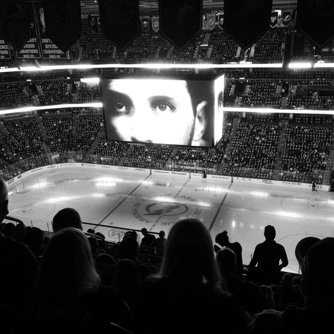 Arena tomada pelos fãs, muito AC/DC no sistema de som e um telão impressionante em forma de cubo apresentando os atletas. | 