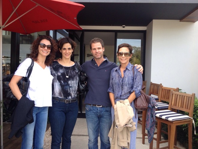 As atrizes Malu Galli, Mariana Lima (ambas à esq.) e Andrea Beltrão com Marcos Braga, sócio da Trattoria do Victor, onde elas almoçaram no sábado. As três integram o elenco da peça Nômades, um dos espetáculos da Mostra do Festival de Teatro de Curitiba, encerrado neste domingo. | Divulgação