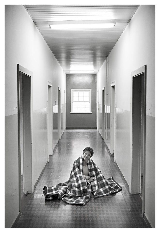 A pedido do fotógrafo Alexandre Mazzo, Sueli Cortiano aceita posar nos corredores do antigo albergue da Fundação de Ação Social, enleada num dos cobertores ali oferecidos à população de rua. | Alexandre Mazzo/Gazeta do Povo