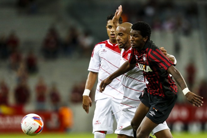 Douglas Coutinho em mais uma tentativa infrutífera e buscar o jogo. | Brunno Covello/Gazeta do Povo
