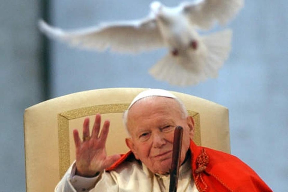 O dia 2 de abril na história João Paulo II morreu no dia 2 de abril de 2005. | /