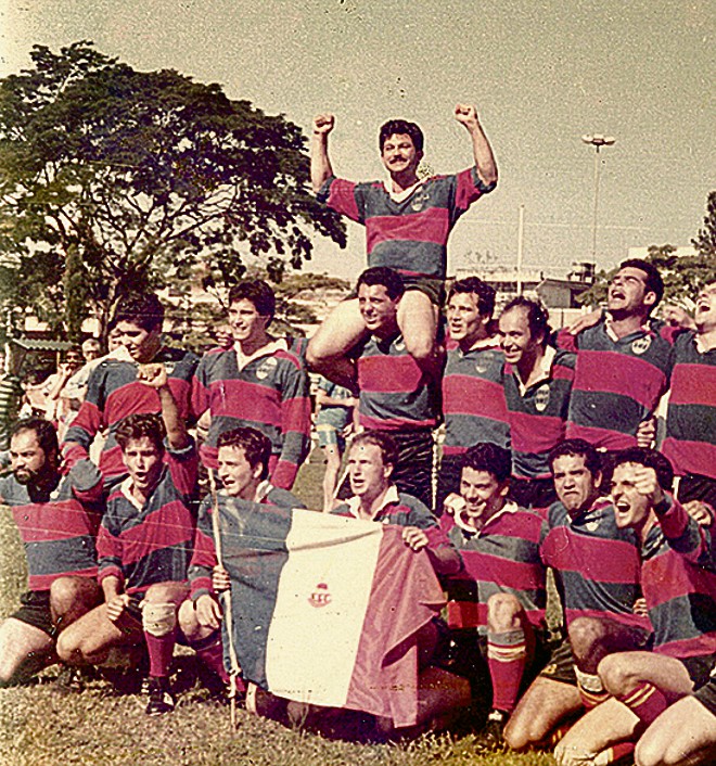 Empolgação dos pioneiros foi uma das marcas do time nos anos 80: paixão pelo esporte da bola oval. Festa pelo título brasileiro da segunda divisão, em 1989 |