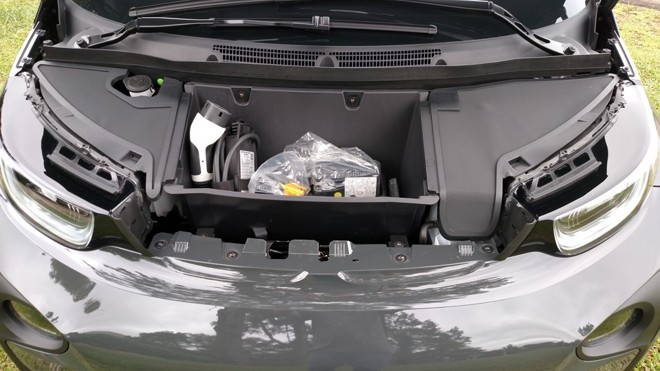 Como o motor fica localizado na parte de trás, o capô dá acesso a um compartimento para guardar o carregador e outros itens do veículo. |