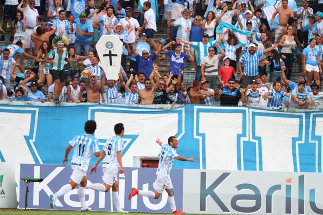 Paulinho corre para a festa com a torcida. | Gilberto Abelha/Jornal de Londrina