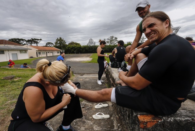 Seleção Brasileira de Futebol Americano fazendo um treinamento intensivo no feriado de Tiradentes na Unicentro em Irati, interior do Paraná. Seleção se prepara para a primeira participação do Brasil na Copa do Mundo de Futebol Americano. jogadores sendo auxiliados pelas namoradas antes do treino. | Albari Rosa/gazeta do povo