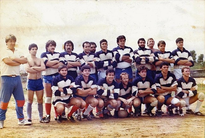 Campos de areia também serviam para os desafios locais. Em 1985, antes de jogo com o Niterói-RJ. |