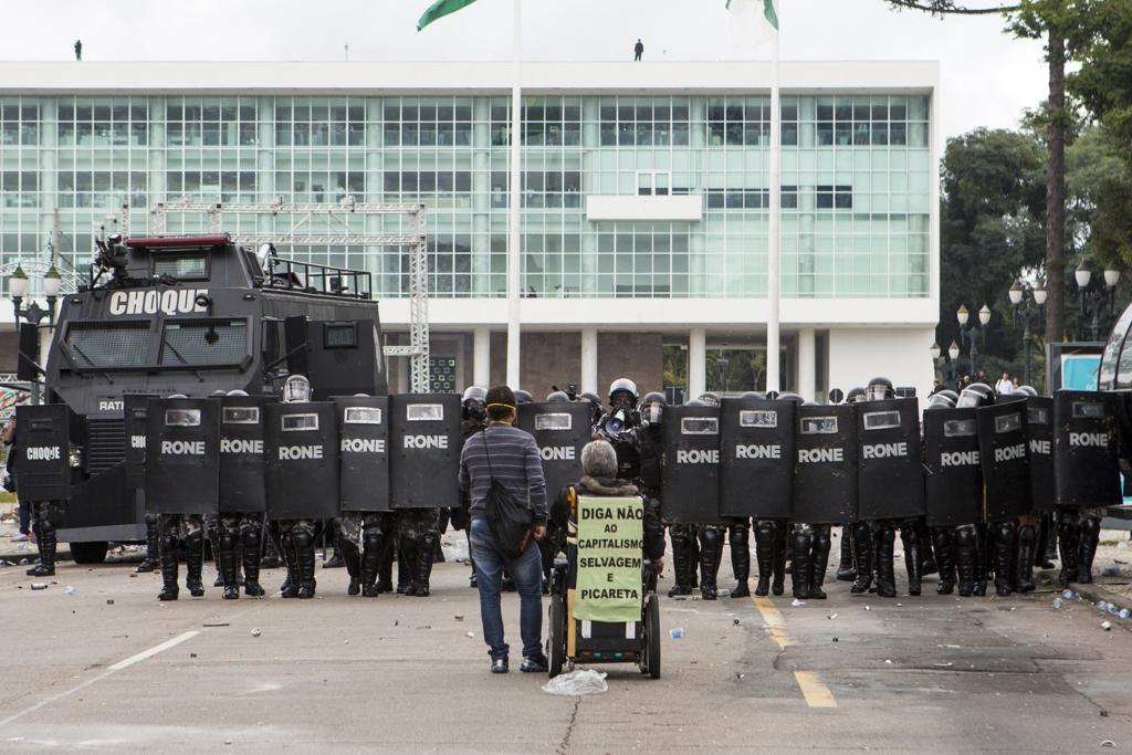 A Alep alegava ter recebido uma liminar da Justiça que garantia o veto a entrada de pessoas para acompanhar a votação. | Brunno Covello/Gazeta do Povo