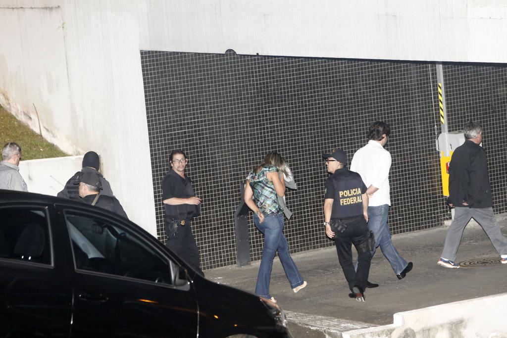 Acusados de envolvimento no desvio de recursos da Caixa e do Ministério da Saúde chegam à sede da PF: prisão temporária. | Albari Rosa/Gazeta do Povo