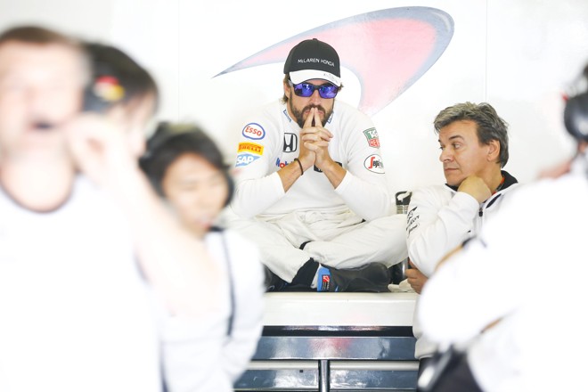 Um pensativo Fernando Alonso tentando entender o 18º lugar da sofrível McLaren de 2015. | DIEGO AZUBEL/EFE