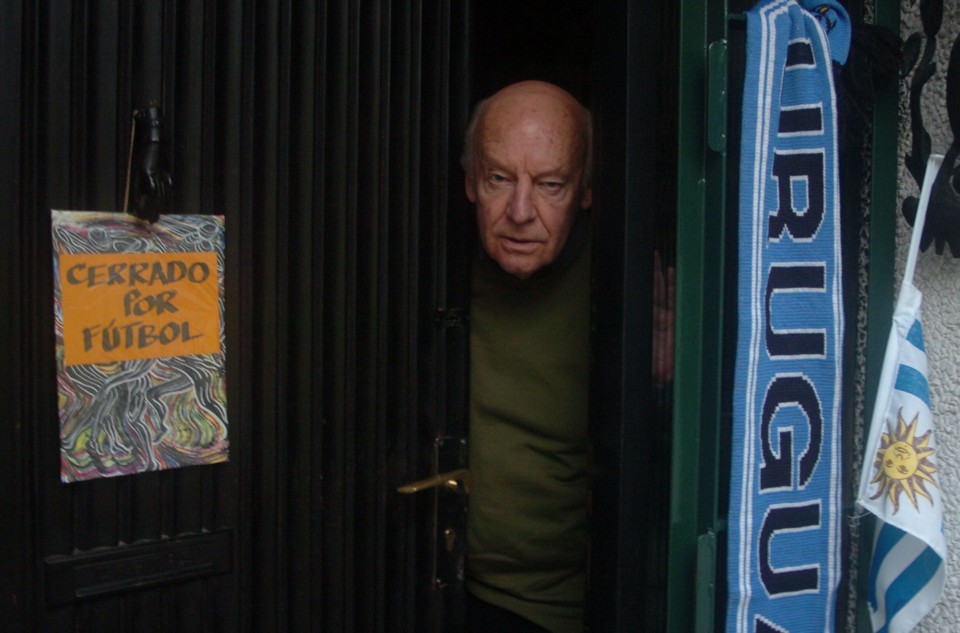 Eduardo Galeano na porta de sua casa, em Montevidéu: fechada por causa do futebol, diz o simpático aviso pendurado. | Nauro Machado/Agência RBS/ Folhapress