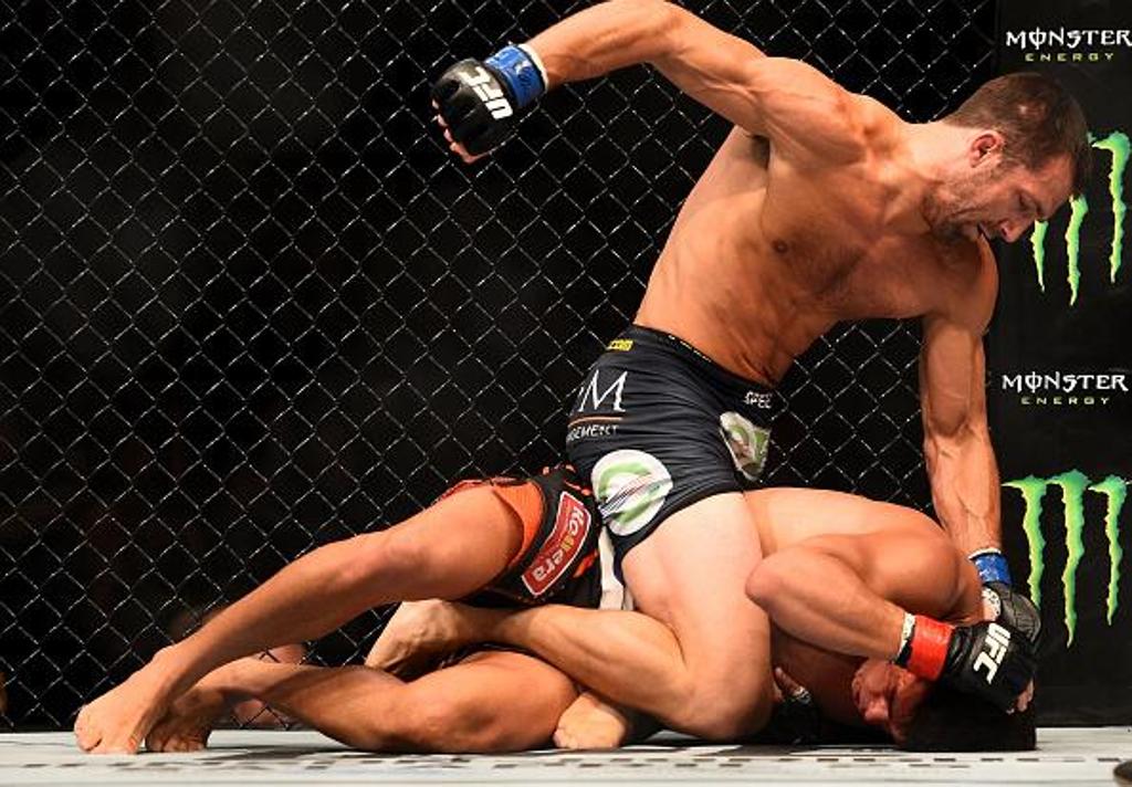 Luke Rockhold dominou todo o combate contra Lyoto Machida e ainda no octógono desafiou o campeão Chris Weidman. | Reprodução/UFC