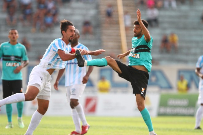 Dirceu, capitão do Londrina, divide com Alan Santos. | Gilberto Abelha/Jornal de Londrina