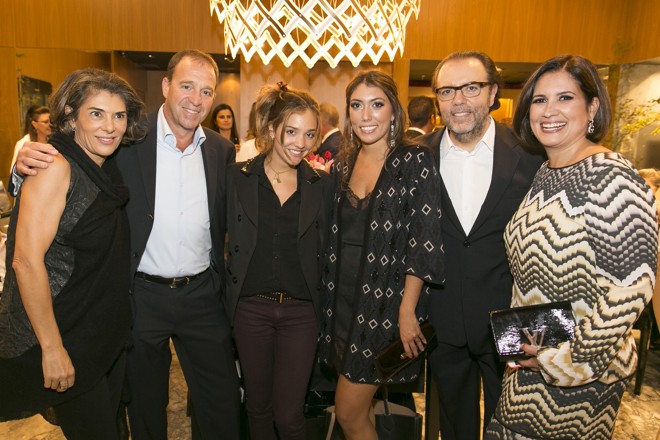 O casal Magali e Stefano Bonetti e a filha Stefania (à esq.) com o presidente do grupo Bergerson, Marcelo Bergerson, sua mulher, Luciana, e a filha, Marina, no badalado coquetel de lançamento da coleção Geometria do Brilho na loja do ParkShoppingBarigüi. | 