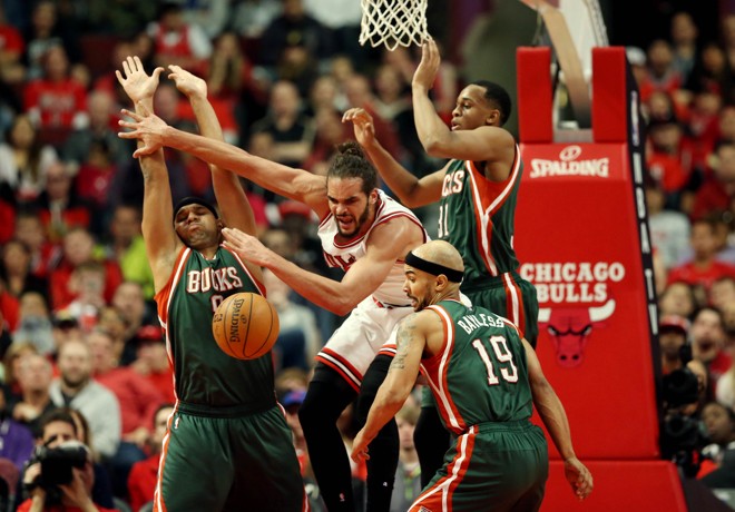 ILHADO Joakin Noah cercado por três jogadores do Milwaukee Bucks, que não respeitaram o mando de quadra dos Bulls. | Jerry Lai/USA Today Sports