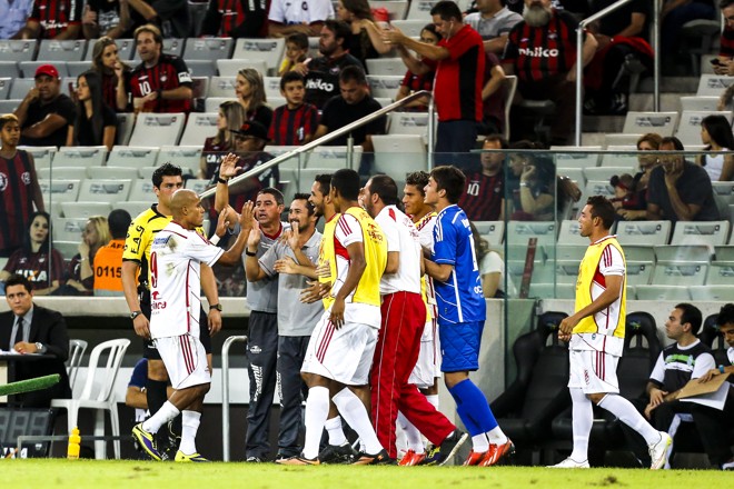 Bruno Andrade comemora com o banco o primeiro gol. | Brunno Covello/Gazeta do Povo