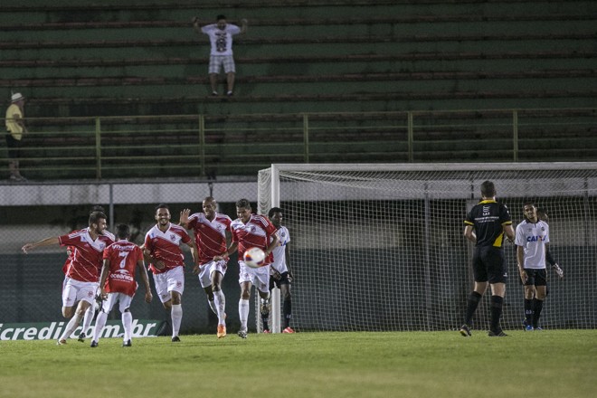 Abatimento do Atlético diante do surpreendente gol do Leão. | Marcelo Andrade/Gazeta do Povo