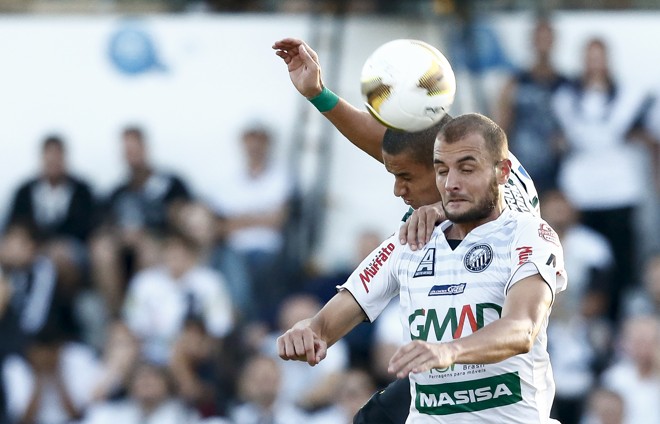 Sosa divide bola pelo alto | Hugo Harada/Gazeta do Povo