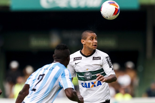 Wellington Paulista busca o jogo aéreo. | Brunno Covello/Gazeta do Povo
