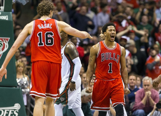 PODE COMEMORAR! Derrick Rose, do Chicago Bulls, comemora um dos vários pontos que marcou contra o Milwaukee Bucks. | Jeff Hanisch/USA Today Sports