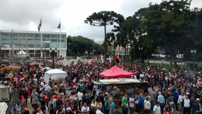Manifestantes ocupam o Centro Cìvico | Gazeta do Povo