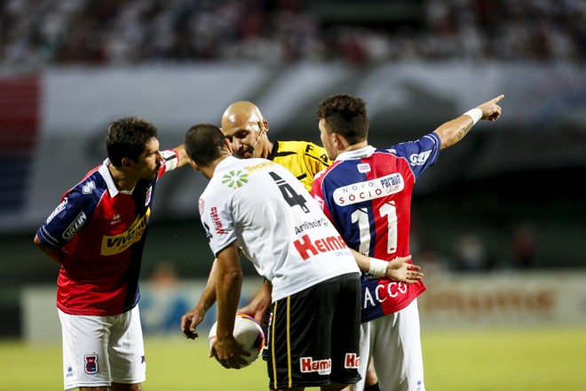 José Mendonça Jr. teve trabalho com as reclamações, como nesta resenha com Lúcio Flávio, Juan Sosa e Rossi. | Brunno Covello/Gazeta do Povo