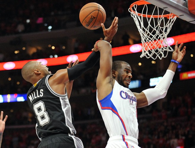 AQUI NÃO! Patty Mills, do Spurs, até tentou fazer a bandeja. Só que Chris Paul , do Clippers, não fez cerimônia. Fez a falta e evitou a cesta. | Gary A. Vasquez/USA Today Sports
