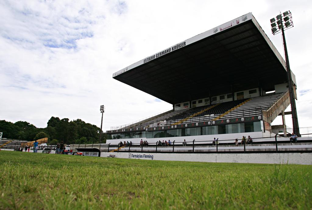 Estádio Germano Krüger abriga semifinal do Paranaense nesta tarde. Tradicional praça esportiva volta a ter grandes jogos. | Josué Teixeira/Gazeta do Povo
