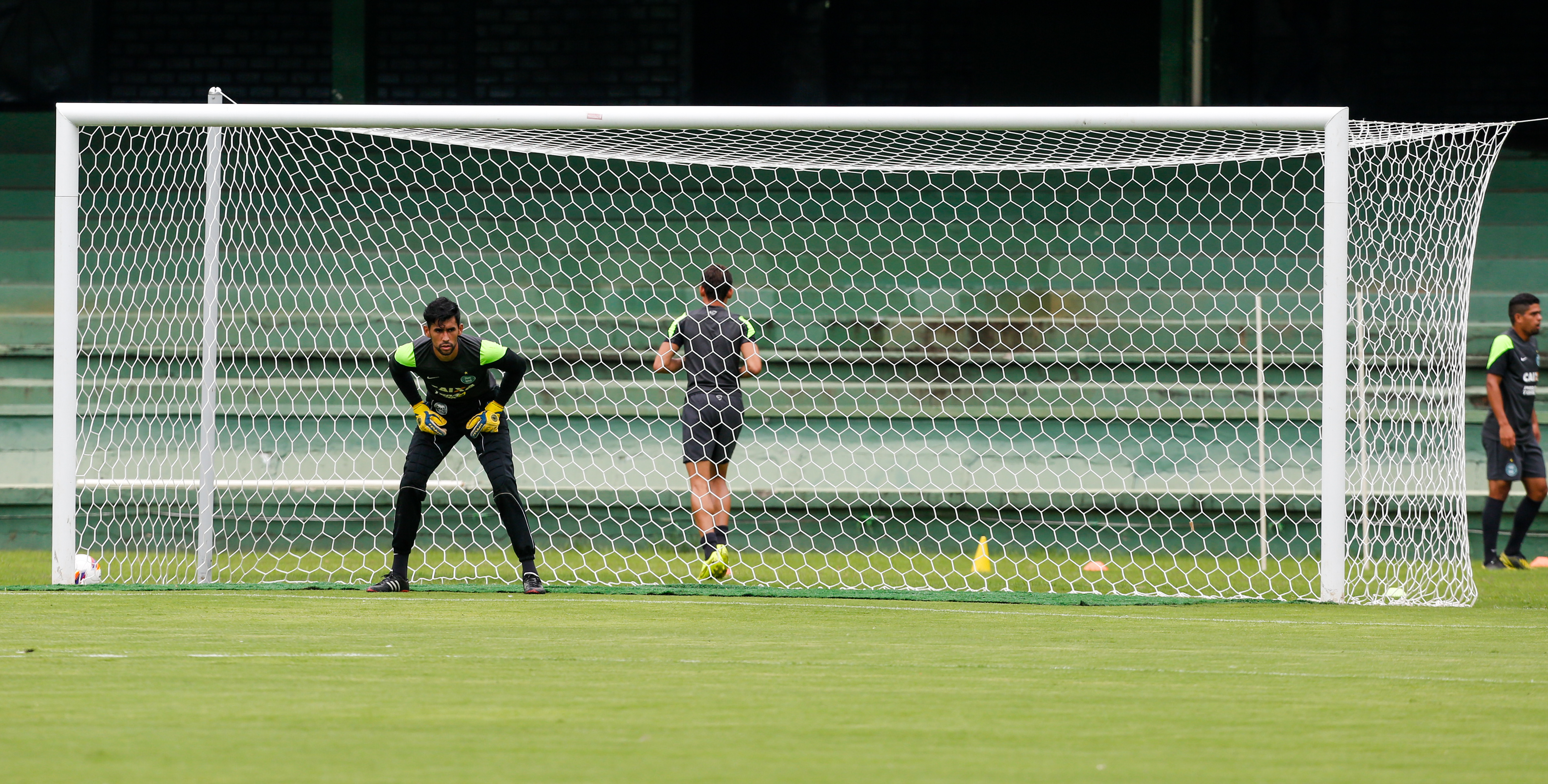 Goleiro Vaná foi bastante testado no treino desta quarta-feira | Brunno Covello/Gazeta do Povo