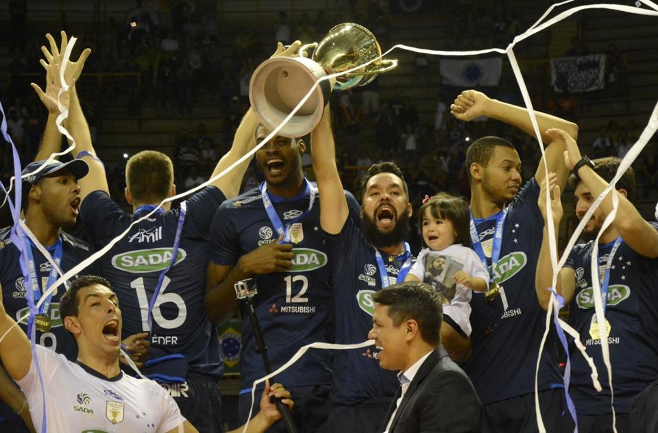 Jogadores do Cruzeiro comemoram o título conquistado dentro do Mineirinho, com vitória de virada sobre o Sesi-SP, por 3 a 1. | Alexandre Arruda/CBV