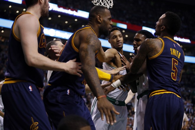 CALMA, CALMA! O clima esquentou na partida entre Cleveland Cavaliers e Boston Celtics, no TD Garden. Ninguém quer perder, amigo. | David Butler II/USA Today Sports
