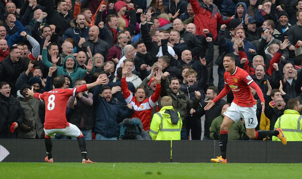 Smalling (dir) e Juan Mata comemoram gol do United na virada sobre o rival. | PETER POWELL/EFE