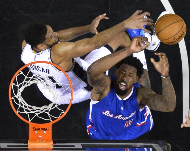 AQUI NÃO! Tim Duncan, do San Antonio Spurs, dá um toco em DeAndre Jordan, dos Los Angeles Clippers. Série está empatada por 2 a 2. | Larry W. Smith/EFE