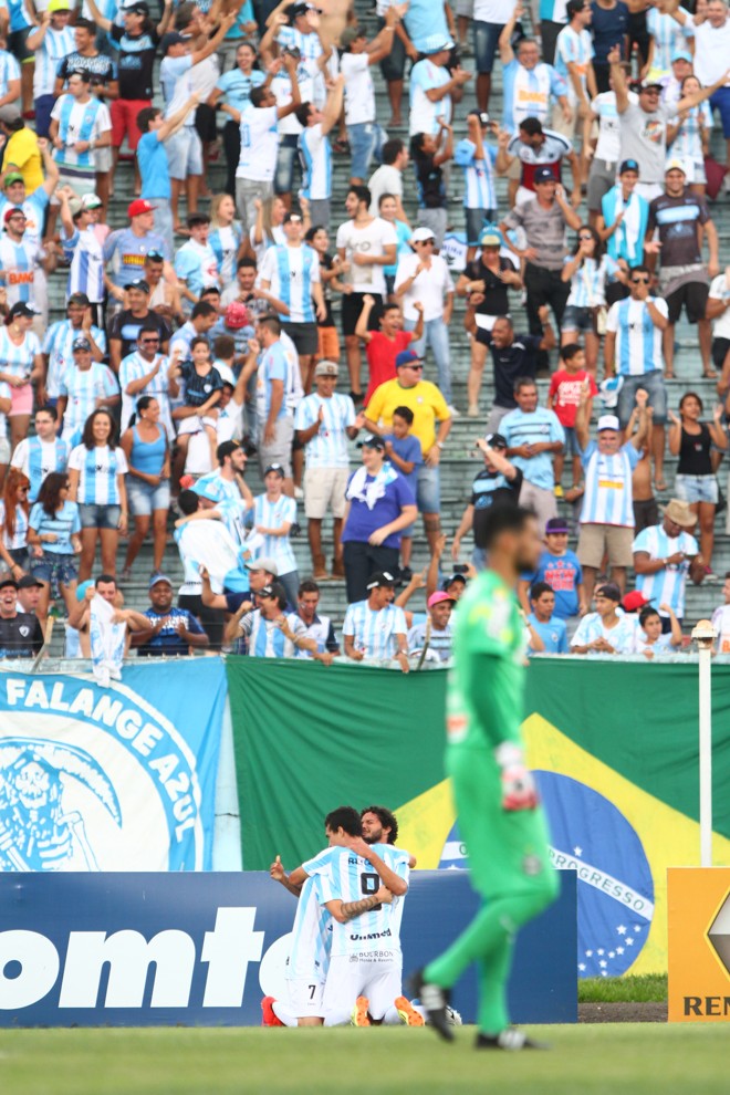 Paulinho (7), abraça Arthur e Neílson (9) para comemorar o gol por cobertura em Vaná. | Gilberto Abelha/Jornal de Londrina