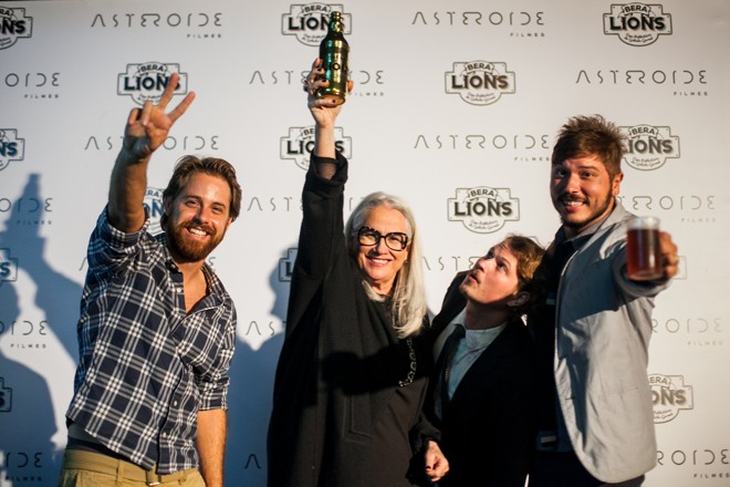 Os sócios Diogo dos Reis Ruiz, Giuliano Batista e Guilherme Biglia (a partir da esq.) com a atriz Vera Holtz, uma das juradas da Bera Lions, Copa Publicitária de Gelada Gurmê, competição de cervejas gourmet promovida pela Asteroide Filmes. A cerveja vencedora foi a Apa PQP!, uma American Pale Ale, elaborada pela agência G/PAC. | Divulgação