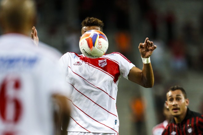 Júnior Goiano escondido por trás da bola. | Brunno Covello/Gazeta do Povo