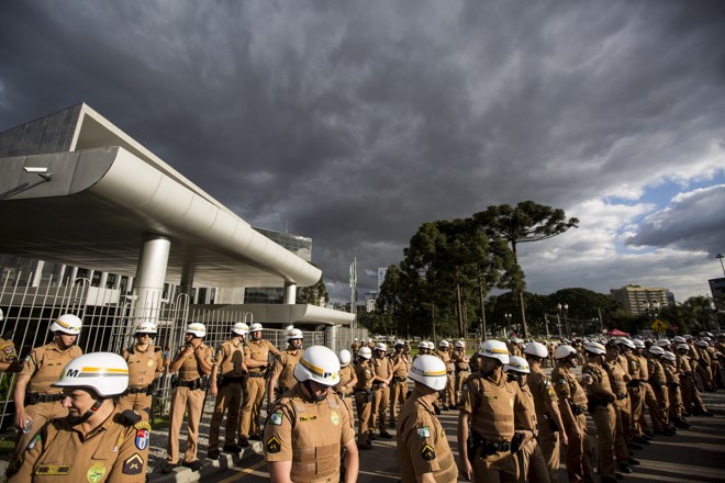 Policiais cercam a entrada da Assembleia: para garantir a votação do projeto, servidores foram impedidos de entrar nas galerias. | Brunno Covello/Gazeta do Povo