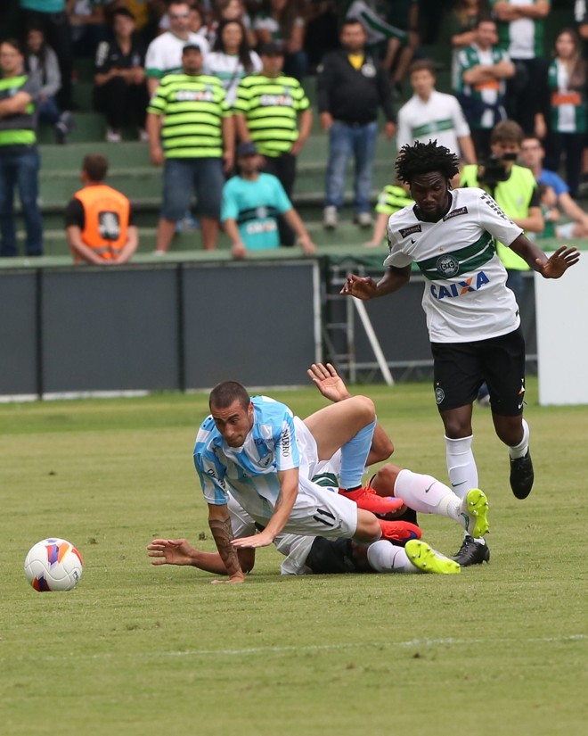 Negueba só confere o desarme sobre Paulinho. | IVONALDO ALEXANDRE/GAZETA