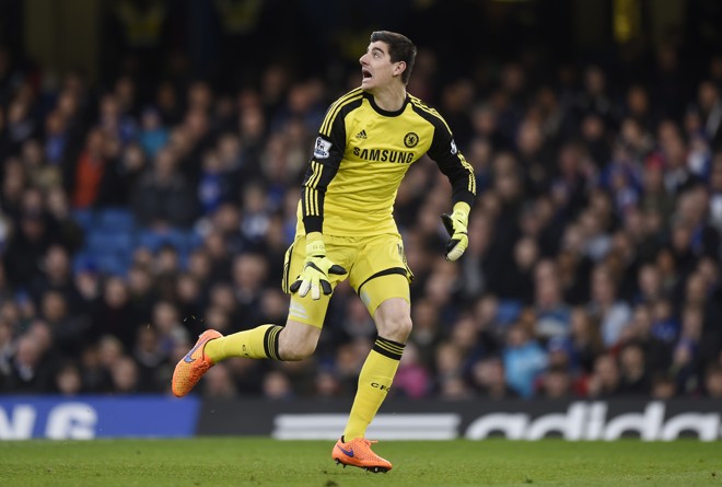 Considerado o melhor goleiro do mundo, Courtois vê desesperadamente o chute do adversário. | Tony O'Brien/REUTERS