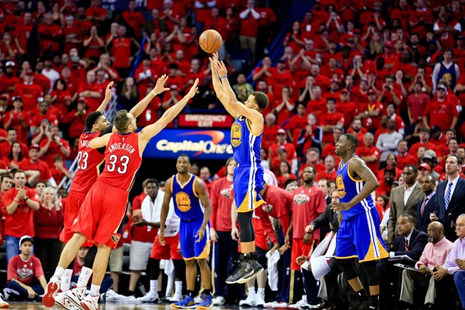 DOIS? QUE SEJA! Stephen Curry, do Golden State Warriors, para a bola de três. Dois marcadores correm desesperados para evitar o arremesso. Não adianta. | Derick E. Hingle/USA Today Sports
