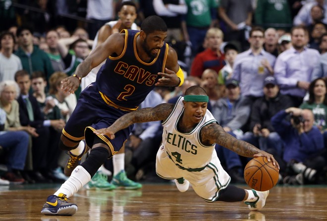 JOGO TERRESTRE! Isaiah Thomas, do Boston Celtics, usa o que dá para não deixar a bola escapar. Vale até se jogar no chão para evitar a aproximação de Kyrie Irving, do Cleveland Cavaliers. | David Butler II/USA Today Sports