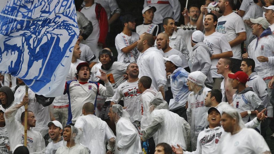 Torcida do Paraná no clássico contra o Coritiba, no Couto Pereira, em 2013: vitória por 3 a 2 na casa provisória do tricolor. | Daniel Castellano / Gazeta do Povo