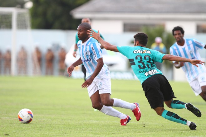 Diogo Roque deixa Alan Santos para trás no primeiro tempo de jogo. | Gilberto Abelha/Jornal de Londrina