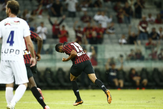 Caíque acalmou a torcida na Baixada. | Hugo Harada/Gazeta do Povo