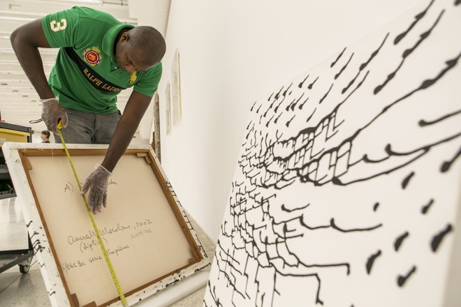 Equipe monta exposição, com 50 obras. | Marcelo Andrade/Gazeta do Povo