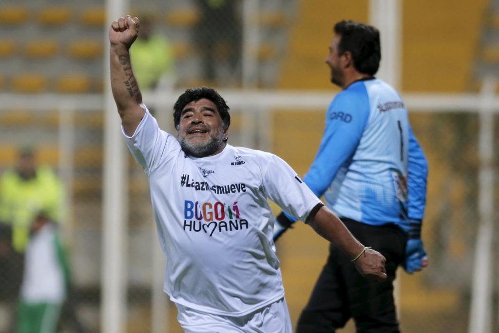 Maradona comemora o seu gol de pênalti contra o combinado colombiano, em Bogotá: missão cumprida. | John Vizcaino/Reuters
