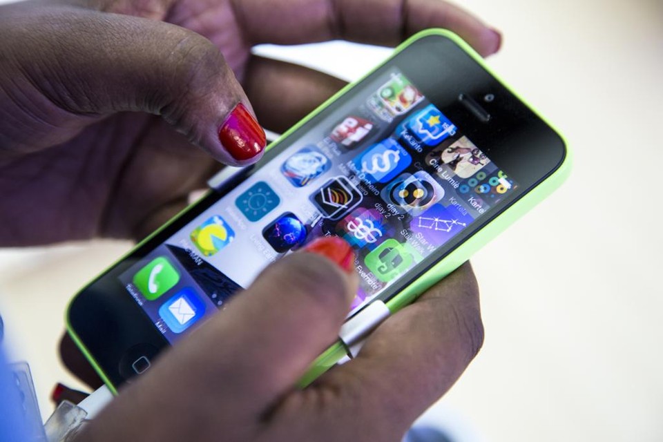 A nova versão do iOS traz mais de 300 novos “emojis”, aquelas carinhas usadas em mensagens de texto – incluindo negros, asiáticos e latinos | Brunno Covello/Gazeta do Povo