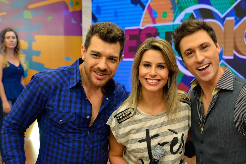 Daiane com Cézar e Cadu, entrevistados deste sábado (25) sobre o sotaque paranaense. | Priscilla Fiedler/Divulgação